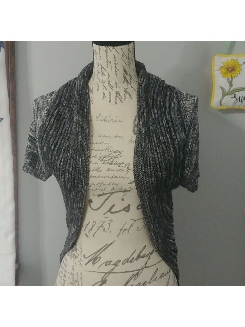 No boundaries Shrug M Black/White